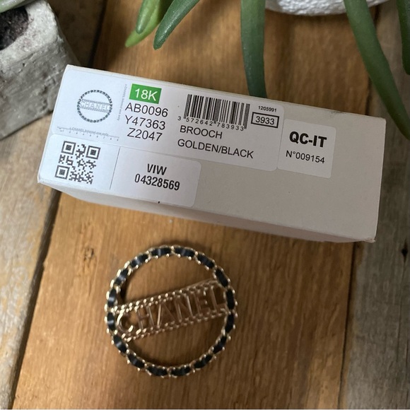 CHANEL Leather & Metal Chain Brooch from 2018 - Picture 7 of 9